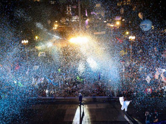Alberto Fern&aacute;ndez en los festejos en Plaza de Mayo.