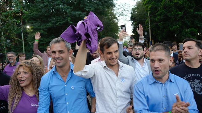 Martín Menem desembarcó el viernes en Iguazú y se mostró con el candidato Diego Hartfield.