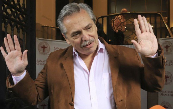 Alberto Fernández al salir de la clínica Otamendi donde estuvo internado desde el lunes.
