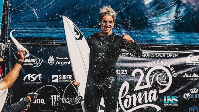 Pulgar arriba. Franco Radziunas celebra en lo más alto del podio. 