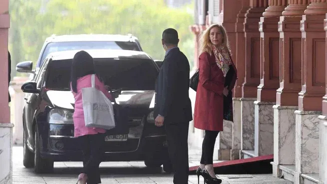 Karina Milei encabeza cumbre con diputados en Casa Rosada.