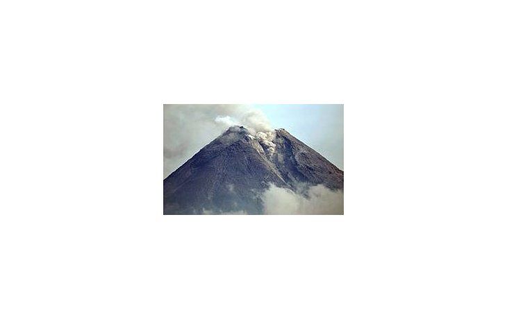 El volcán Merapi, que causó la muerte de 34 personas el martes, volvió a entrar en erupción.