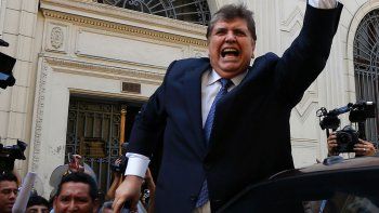 conmocion en peru: se suicido el expresidente alan garcia cuando iban a detenerlo