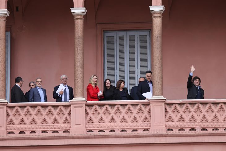 Javier Milei saludó desde el balcón de casa Rosada. Javier Milei saludó desde el balcón de casa Rosada.