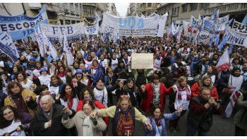 Por su parte el presidente Mauricio Macri mantiene una imagen positiva del 45 por ciento, con 51 por ciento que opina mal o muy mal del mandatario.