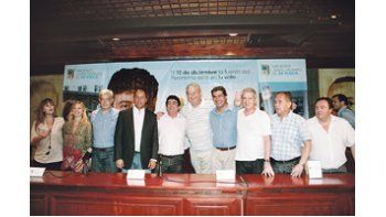 Sonrisas anoche en la sede porteña del PJ tras conocerse el resultado de la elección interna en Buenos Aires: Juliana di Tullio, Jorge Domínguez, Daniel Scioli, Fernando Espinoza, Carlos Kunkel, Jorge Capitanich, Jorge Landau y allegados.