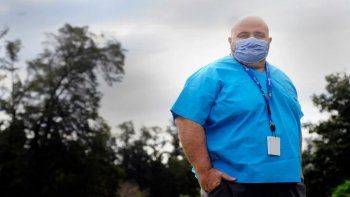 Empecé a sentirme con fiebre, mucho dolor muscular, vértigo, que sigue hasta hoy, después de tres semanas y media, y cuando pensé que estaba saliendo de la enfermedad empecé con falta de aire, aseguró Pratesi.