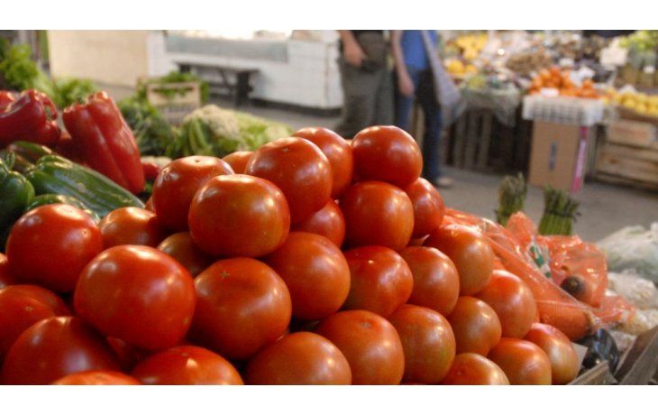 “Los precios vienen y van, suben y bajan. Si esta semana sube el pimiento no pasa nada por no comer pimiento una semana, después va a bajar. Esta semana llénense de tomate”, remarcó Winograd.