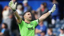 Las manos bien abiertas. Emiliano Martínez es un pilar fundamental en este campañón de Aston Villa en la Conference League.&nbsp;