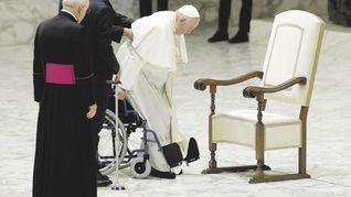 El papa Francisco ua desde hace meses una silla de ruedas para moverse.