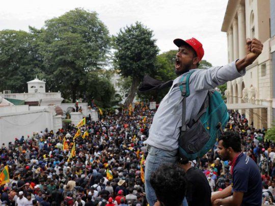 Una multitud entró a la fuerza y tomó el Palacio presidencial 