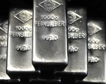 La plata ha bajado un 9.7% en lo que va de año, en medio de un fortalecimiento del dólar, lo que la convierte en el metal precioso con peor rendimiento del año