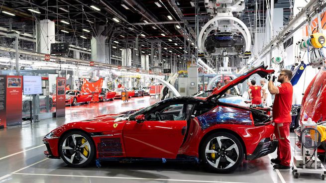 Ferrari se dispara un 10% en Wall Street tras reportar sólidos balances y presentar un nuevo modelo