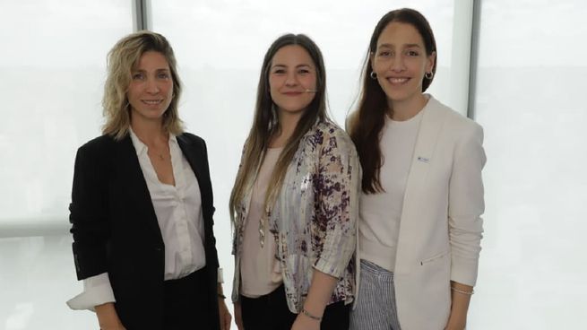 La presidenta de  Sofía Poehls, participaron parte del séptimo panel de Ámbito Debate,coorganizado con FANDOM de Seguros.