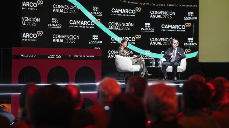 La periodista Eleonora Cole y Ricardo Arriazu ante un auditorio colmado La periodista Eleonora Cole y Ricardo Arriazu ante un auditorio colmado