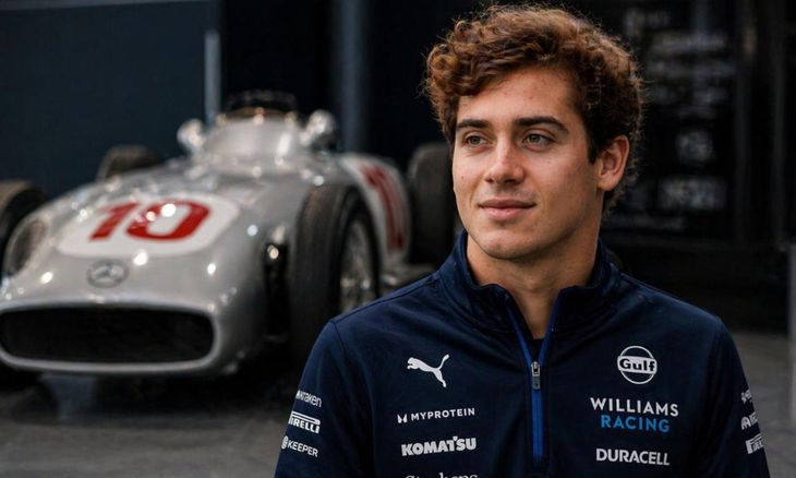 El representante de Alpine F1 Team no solo girará con un moderno Lotus E20, sino que también protagonizará uno de los momentos más emotivos al conducir una réplica del legendario Mercedes-Benz W196, conocido como la “Flecha de Plata”. El representante de Alpine F1 Team no solo girará con un moderno Lotus E20, sino que también protagonizará uno de los momentos más emotivos al conducir una réplica del legendario Mercedes-Benz W196, conocido como la “Flecha de Plata”.