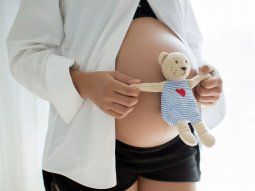 El retraso de la maternidad por encima de los 35 años puede asociarse a problemas de infertilidad y de patología obstétrica como retraso de crecimiento intrauterino del feto, diabetes gestacional o preeclampsia