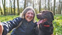La psicología explicó que hay detras del hábito de subir fotos con mascotas.