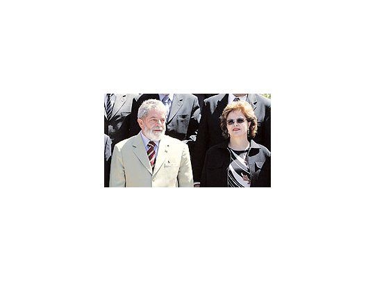Lula da Silva y Dilma Rousseff. Impedido por la Constitución brasileña de buscar un nuevomandato, el presidente dijo ayer que aspira a que lo suceda su jefa de Gabinete. Para queeso suceda, deberá transferirle parte de su popularidad récord de 80%.