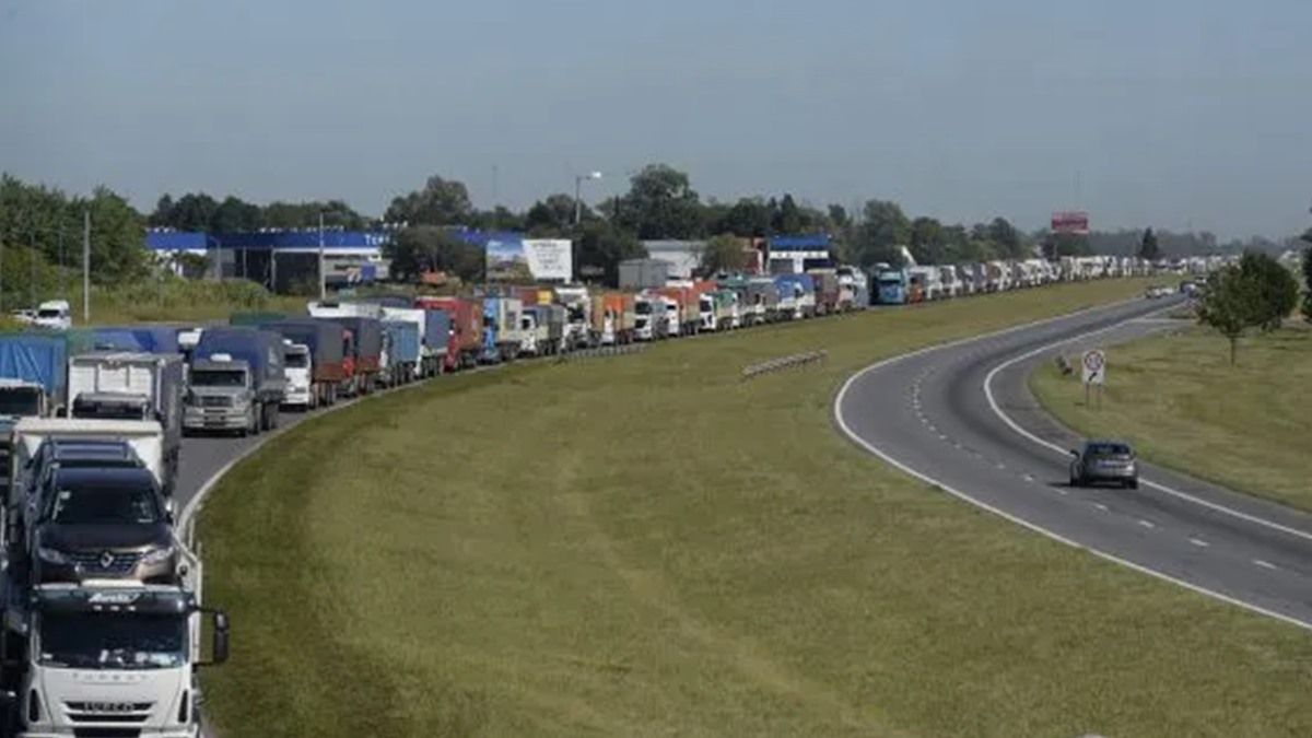 Carriers meet at the Obelisk and demand more diesel