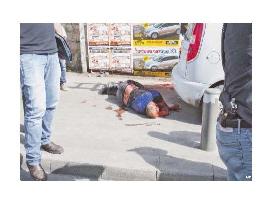 El cuerpo de una víctima israelí yace sobre el suelo en Jerusalén luego de haber sido apuñalado por un palestino que provenía de Jerusalén Este. Ya son siete los israelíes muertos desde principios de mes.