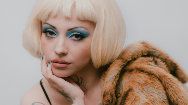 Este nuevo álbum de estudio de Mon Laferte se compone de 14 canciones, donde el pop alternativo y el jazz se entrelazan en un territorio sonoro oscuro, sofisticado y profundamente poético.