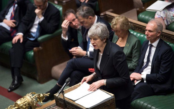 Theresa May pierde a una ministra clave y tambalea el Brexit