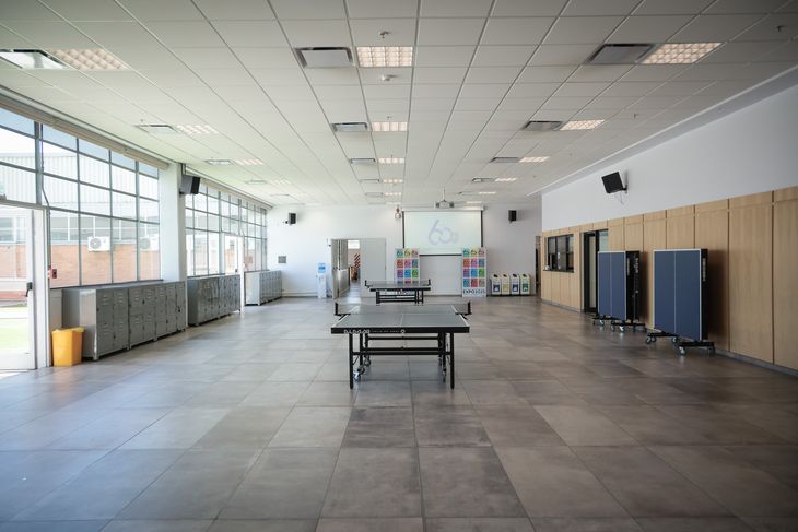 Los alumnos practican handball y fútbol, y también tienen sectores para el esparcimiento interior como las mesas de ping pong Los alumnos practican handball y fútbol, y también tienen sectores para el esparcimiento interior como las mesas de ping pong