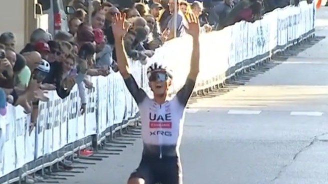 Isaac del Toro festeja en solitario tras ganar el Giro de Veneto,en Italia, El mexicano llega a 16 victorias e iguala un récord histórico que se mantenía intacto desde 1972, las 10 clásicas de Eddy Merckx en una sola temporada.