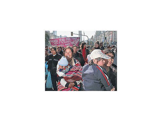 Organizacionespiqueterasayermarchandodel Obelisco aPlaza deMayo, enplena mañana,para pedirsoluciones alproblema delas viviendasy parareclamar mássubsidiossociales.