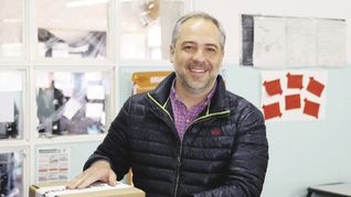 bastiones. El peronismo logró retener ayer todas las intendencias que ponía en juego este año. De las seis, las principales fueron Maipú, parte del gran Mendoza, donde ganó Matías Stevanato (izquierda), y San Rafael en el sur provincial, con victoria de Omar Félix (derecha).