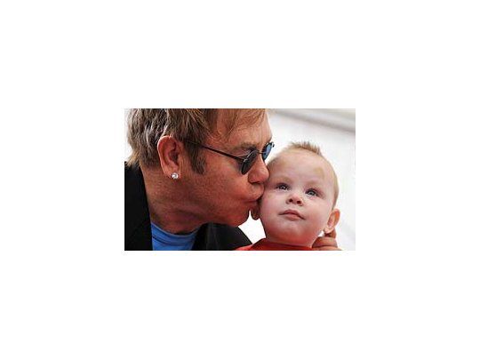 Elton John y el pequeño Lev