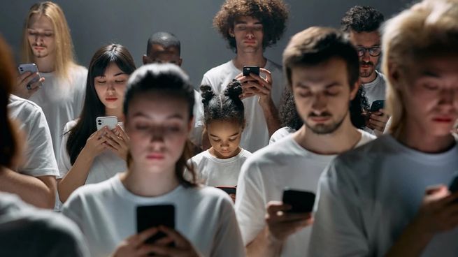 Un estudio revela cómo las redes se volvieron espacios de discusión política, ansiedad y uso compulsivo entre jóvenes argentinos.