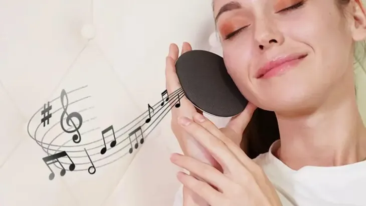 La idea es dormir mejor sin auriculares: apoyar la cabeza y dejar que el audio viaje por vibración, con una sensación más liviana.