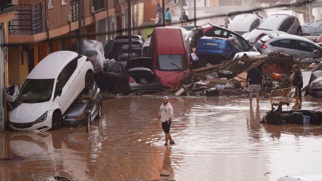 Las autoridades y los propios vecinos continúan removiendo los escombros que quedaron tras la inundación