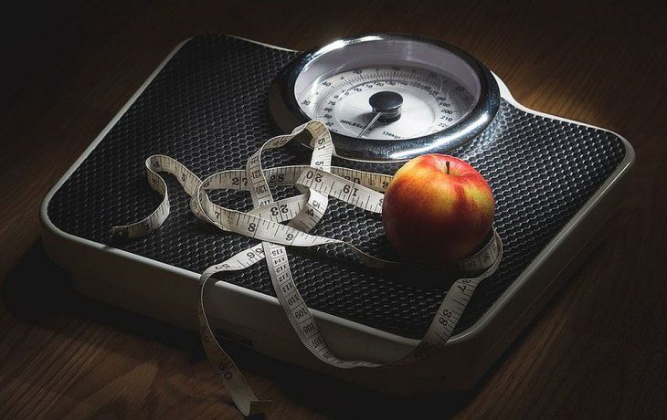 Nutricionistas alertan que comer de m&aacute;s en cuarentena puede hacer que subamos 5 kilos en poco tiempo.