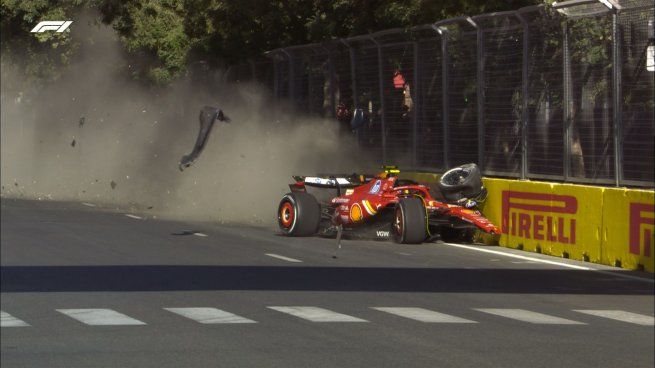 Carlos Sainz y Checo Pérez se estrellaron en la lucha por el podio﻿ tras una arriesgada e imprudente maniobra del español de Ferrari que encerró al mexicano de Red Bull.