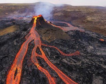 Un volcán entró en erupción cerca de la capital de Islandia