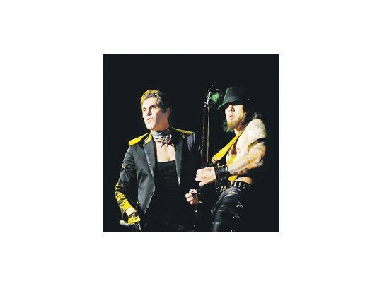 El tardío debut argentino del grupo de rock indie que lidera Perry Farrell mostró al grupo ochentista en plena forma y con una impactante puesta.