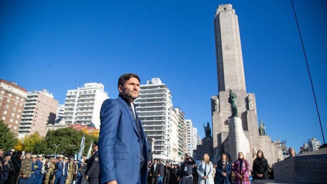 Sin la presencia del Presidente, Maximiliano Pullaro encabezó el tradicional acto en el Monumento a la Bandera.