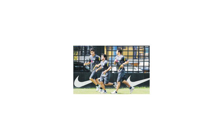 Blandi, Rivero y Roncaglia, en el entrenamiento que ayer realizó Boca con vistas al partido del domingo ante Racing.