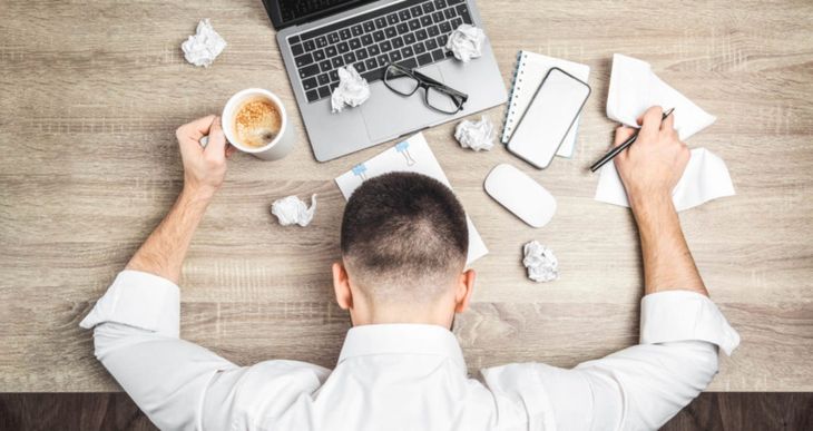 Las tensiones constantes con los jefes generan ambientes laborales cargados de estrés y desmotivación. Las tensiones constantes con los jefes generan ambientes laborales cargados de estrés y desmotivación.