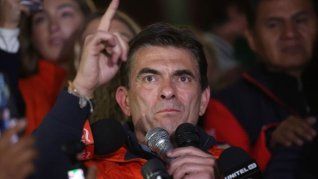 Mientras se comprometió a mantener los programas sociales y a promover el crecimiento, Paz se resistió inicialmente a solicitar el apoyo del FMI. Mientras se comprometió a mantener los programas sociales y a promover el crecimiento, Paz se resistió inicialmente a solicitar el apoyo del FMI.