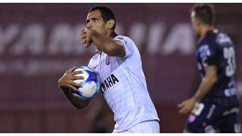 Los goles de Sand hacen subir a Lanús y pensar en dos frentes