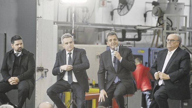 propuestas. Agustín Rossi, Sergio Massa e Ignacio De Mendiguren Rosario junto a empresarios.