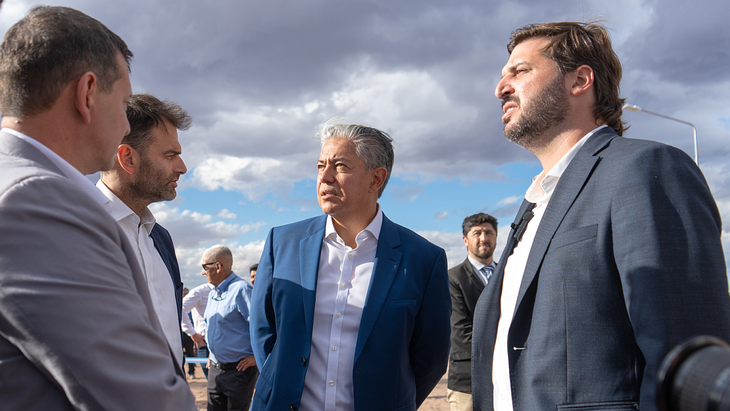 El gobernador de Neuquén, Rolando Figueroa, el intendente de Añelo, Fernando Banderet, y los desarrolladores del Parque Industrial Vaca Muerta en Añelo Gino Zavanella y Emiliano Mossotti. El gobernador de Neuquén, Rolando Figueroa, el intendente de Añelo, Fernando Banderet, y los desarrolladores del Parque Industrial Vaca Muerta en Añelo Gino Zavanella y Emiliano Mossotti.