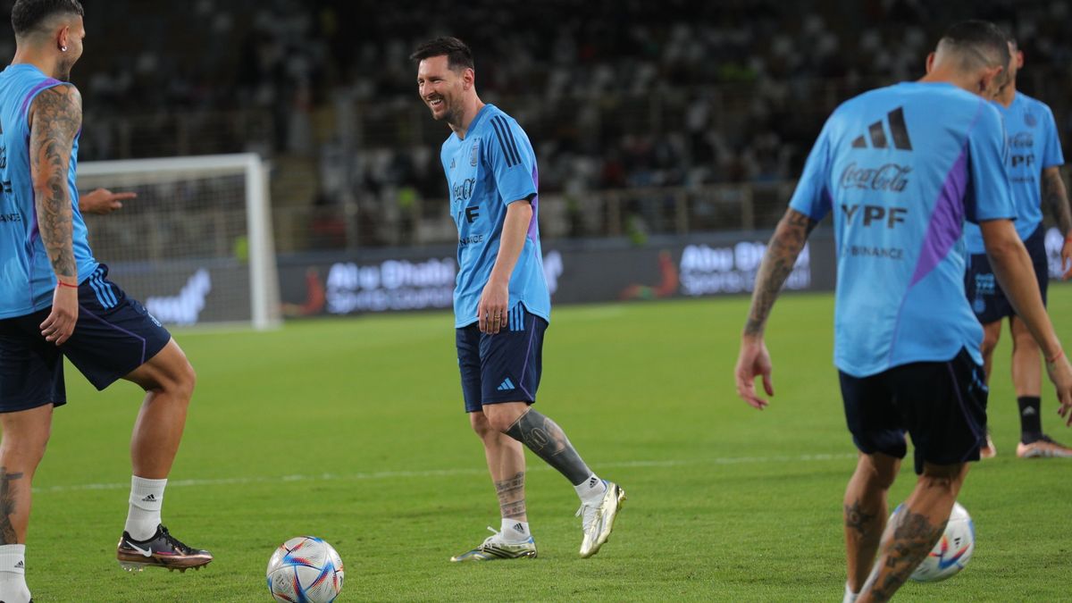 Los hinchas en Qatar se rinden a los pies de Lionel Messi