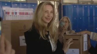 La hermana del Presidente votó en Vicente López. La hermana del Presidente votó en Vicente López.
