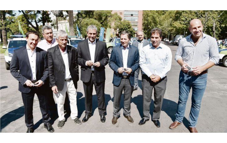 ámbito.com | Intendentes. Cristian Ritondo entregó patrulleros flanqueado por Fernando Gray (Esteban Echeverría) y Martiniano Molina (Quilmes), junto al jefe comunal de Avellaneda, Jorge Ferraresi, y a Pablo Bressi.