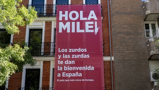 El PSOE desplegó una bandera en su sede de Madrid y Pedro Sánchez difundió un video para reivindicar su identidad política frente a los ataques del Presidente argentino. La acción se inscribe en la campaña para las elecciones generales del 29 de noviembre y busca contrastar el modelo de ajuste de Milei con las políticas sociales del Gobierno español. El PSOE desplegó una bandera en su sede de Madrid y Pedro Sánchez difundió un video para reivindicar su identidad política frente a los ataques del Presidente argentino. La acción se inscribe en la campaña para las elecciones generales del 29 de noviembre y busca contrastar el modelo de ajuste de Milei con las políticas sociales del Gobierno español.